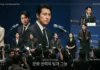 누가 당신들에게 국민의 양심을 맡겼나… ‘개념 연예인’과 정의의 비즈니스 언론과 영화인들이 모인 영화제 기자회견 장면을 재구성한 문화 권력 비평 이미지