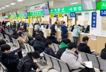 운전면허 갱신, 10월 22분 기다렸는데 연말엔 46분… 왜 두 배 길어지나 연말 운전면허 적성검사와 갱신을 위해 방문객이 몰린 운전면허시험장 민원실