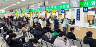 운전면허 갱신, 10월 22분 기다렸는데 연말엔 46분… 왜 두 배 길어지나 연말 운전면허 적성검사와 갱신을 위해 방문객이 몰린 운전면허시험장 민원실