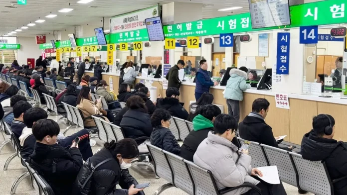 driver-license-renewal-year-end-wait-featured 연말 운전면허 적성검사와 갱신을 위해 방문객이 몰린 운전면허시험장 민원실