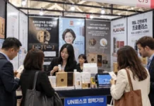 엔지켐생명과학, 한상대회서 PLAG 수출 접점 확대… 20여 개국 바이어와 협상 세계한상대회 엔지켐생명과학 록피드 전시 부스에서 바이어 상담이 진행되는 모습