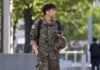 군복을 모독하지 마라…그 군복에는 참전용사와 수백만 예비역의 명예가 있다 이어폰을 끼고 군모와 스마트폰을 손에 든 채 도심을 걷는 군복 차림 장병의 모습