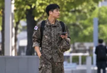 군복을 모독하지 마라…그 군복에는 참전용사와 수백만 예비역의 명예가 있다 이어폰을 끼고 군모와 스마트폰을 손에 든 채 도심을 걷는 군복 차림 장병의 모습