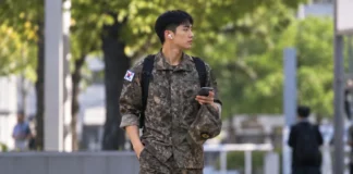 군복을 모독하지 마라…그 군복에는 참전용사와 수백만 예비역의 명예가 있다 이어폰을 끼고 군모와 스마트폰을 손에 든 채 도심을 걷는 군복 차림 장병의 모습