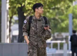 군복을 모독하지 마라…그 군복에는 참전용사와 수백만 예비역의 명예가 있다 이어폰을 끼고 군모와 스마트폰을 손에 든 채 도심을 걷는 군복 차림 장병의 모습