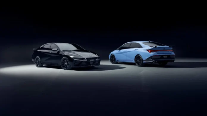 hyundai-avante-n-monochrome-black-blue 아반떼 N 모노크롬 블랙 모델의 앞모습과 퍼포먼스 블루 모델의 뒷모습