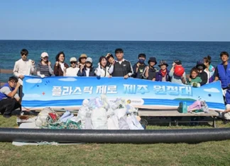 플라스틱 제로 제주 원정대 모집…해안 정화·자원순환 체험 무료 제주 해안에서 수거한 쓰레기 앞에 모여 기념촬영하는 플라스틱 제로 제주 원정대 참가자들