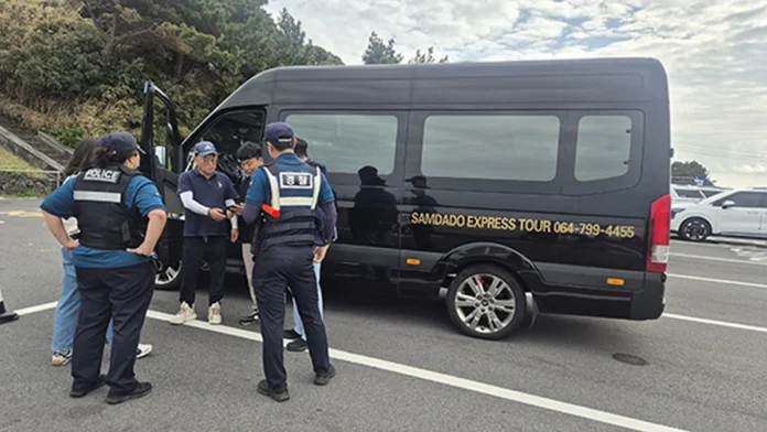 jeju-tourism-crackdown-featured 제주 성산항에서 관광질서 합동단속을 벌이는 경찰과 관계기관 직원들