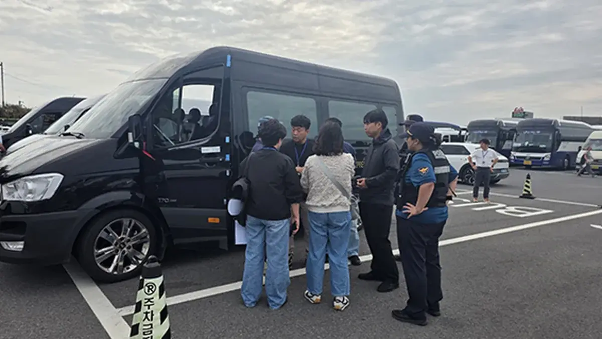 제주 성산항에서 관광 차량을 점검하는 합동단속반