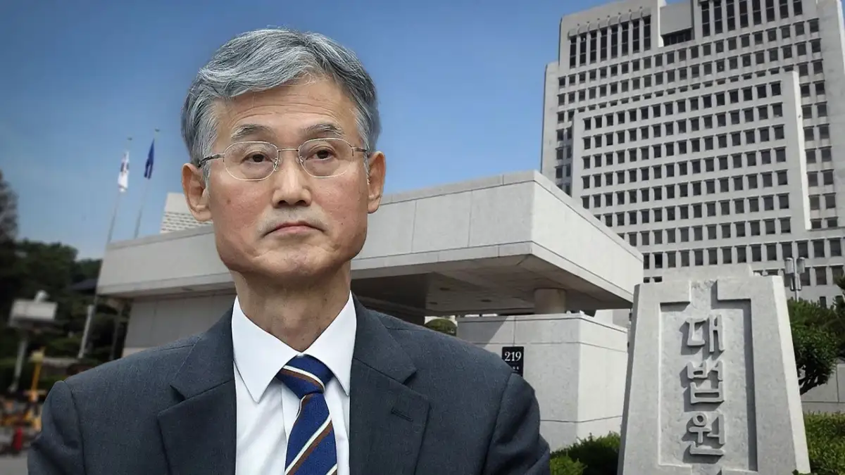 대법원 건물 앞에서 굳은 표정으로 서 있는 조희대 대법원장