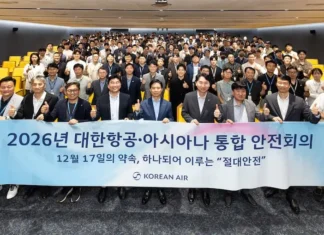 칵핏의 이질감 허물고 ‘원 콕핏’으로… 대한항공·아시아나, 화학적 결합 나섰다 2026년 대한항공 아시아나 통합 안전회의 현수막 뒤로 엄지손가락을 들어 올리며 결의를 다지는 양사 운항승무원들