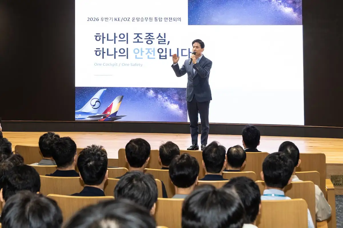무대 위에서 마이크를 잡고 하나의 조종실 하나의 안전을 강조하며 강연하는 김해룡 운항본부장