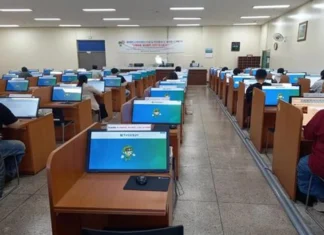 몽골어 운전면허 학과시험 시행…몽골 거주 한국인도 한국어로 응시 응시자들이 컴퓨터 앞에 앉아 있는 한국도로교통공단 운전면허 학과시험장