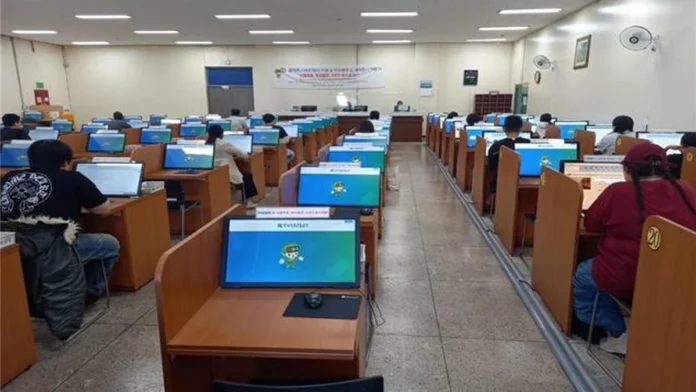 koroad-mongolian-license-test 응시자들이 컴퓨터 앞에 앉아 있는 한국도로교통공단 운전면허 학과시험장