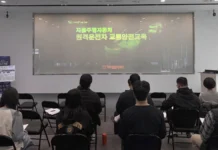 원격운전자 교통안전교육 실시…도로교통공단, 판교 실증 안전관리 지원 장석용 한국도로교통공단 미래인재교육처장이 참석자들에게 원격운전자 교통안전교육을 진행하는 모습