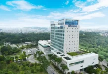면허시험·안전교육 민원 행정 혁신… 도로교통공단, 국제표준 고객만족 인증 푸른 하늘 아래 우뚝 솟은 한국도로교통공단 본사 현대식 사옥 전경