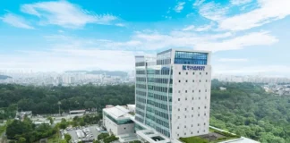 면허시험·안전교육 민원 행정 혁신… 도로교통공단, 국제표준 고객만족 인증 푸른 하늘 아래 우뚝 솟은 한국도로교통공단 본사 현대식 사옥 전경