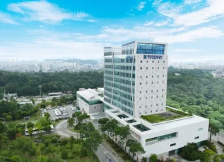 면허시험·안전교육 민원 행정 혁신… 도로교통공단, 국제표준 고객만족 인증 푸른 하늘 아래 우뚝 솟은 한국도로교통공단 본사 현대식 사옥 전경