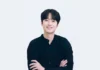 이찬원 팬클럽 ‘찬스’ 3445만원 후원… 사랑의달팽이 누적 기부 3억원 돌파 검은색 상의를 입고 미소 짓는 가수 이찬원
