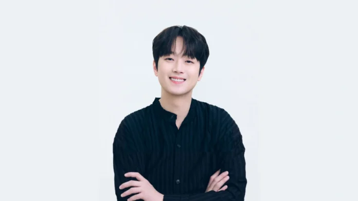 검은색 상의를 입고 미소 짓는 가수 이찬원