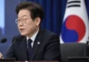 우크라이나 공관원 절반 철수…이재명 대통령의 강경 외교, 북한군 핵심 정보까지 위태롭게 하나 공식 회의에서 마이크를 통해 발언하는 이재명 대통령의 재구성 이미지