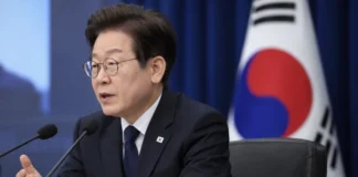 우크라이나 공관원 절반 철수…이재명 대통령의 강경 외교, 북한군 핵심 정보까지 위태롭게 하나 공식 회의에서 마이크를 통해 발언하는 이재명 대통령의 재구성 이미지