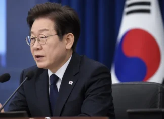 우크라이나 공관원 절반 철수…이재명 대통령의 강경 외교, 북한군 핵심 정보까지 위태롭게 하나 공식 회의에서 마이크를 통해 발언하는 이재명 대통령의 재구성 이미지