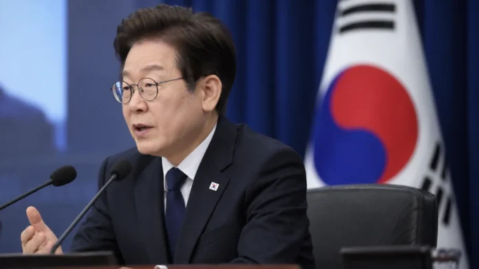 이재명 대통령 발언 장면 공식 회의에서 마이크를 통해 발언하는 이재명 대통령의 재구성 이미지