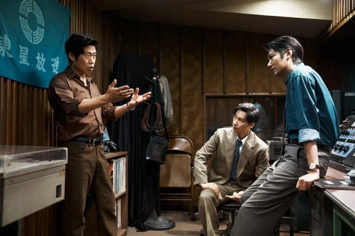 영화 암살자들에서 유해진 박해일 이민호가 현장 녹음 테이프 총성 의혹을 논의하는 장면