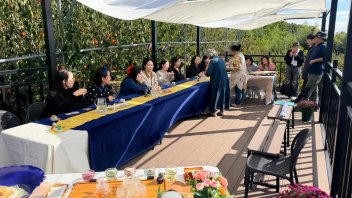 함평 감 농장 전망대에서 꽃차를 시음하는 남도노을여행 참가자들