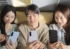 갤럭시 A18 LTE 국내 출시, 42만5700원…6.7형 화면·AI 검색 지원 삼성전자 모델 세 명이 라이트 블루·실버·블랙 갤럭시 A18 LTE를 들고 있는 모습