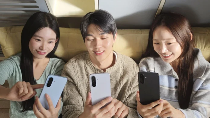 삼성전자 모델 세 명이 라이트 블루·실버·블랙 갤럭시 A18 LTE를 들고 있는 모습