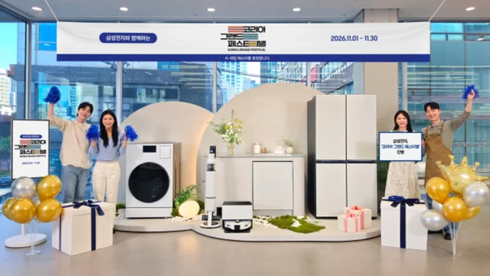 삼성스토어 서초에서 모델들이 가전제품과 함께 코리아 그랜드 페스티벌을 소개하는 모습