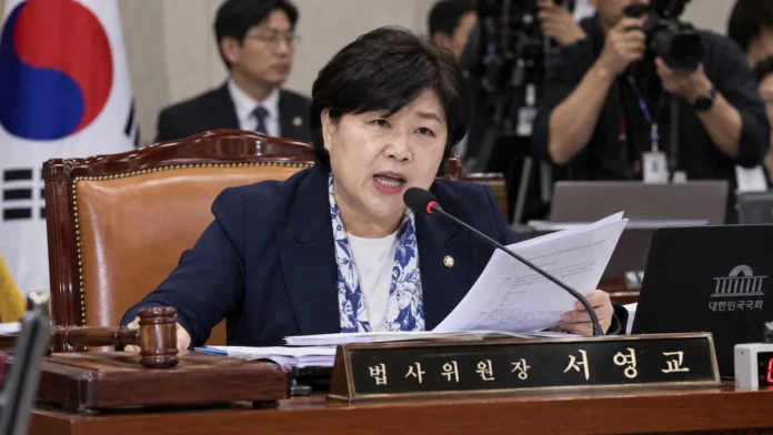 국회 법제사법위원회 국정감사장에서 서영교 위원장이 발언하는 모습