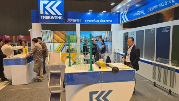 taekwang-winner-kaff-2026-booth 한국건축산업대전의 태광위너 부스에 전시된 복합소재 제품과 태양광 관련 전시물