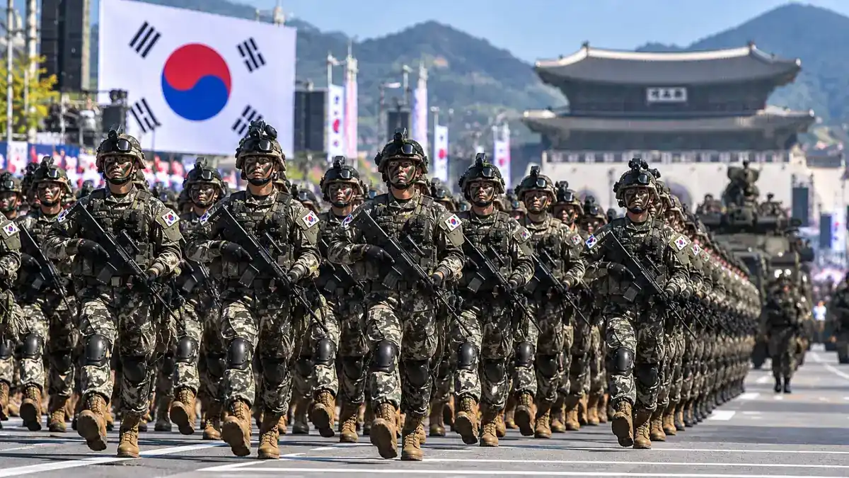 광화문과 태극기를 배경으로 전투복 차림의 국군 장병들이 대열을 맞춰 행진하는 모습