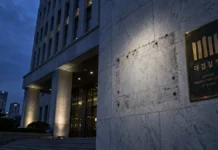검찰청 간판 내리며 벌인 지분 싸움… 피해자는 누구인가 차갑게 비워진 대검찰청 로비 벽면과 떼어진 현판 자국에 드리운 짙은 그림자
