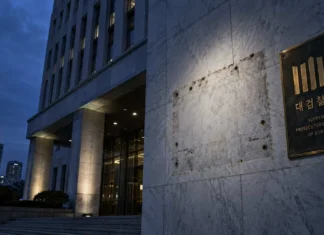 검찰청 간판 내리며 벌인 지분 싸움… 피해자는 누구인가 차갑게 비워진 대검찰청 로비 벽면과 떼어진 현판 자국에 드리운 짙은 그림자