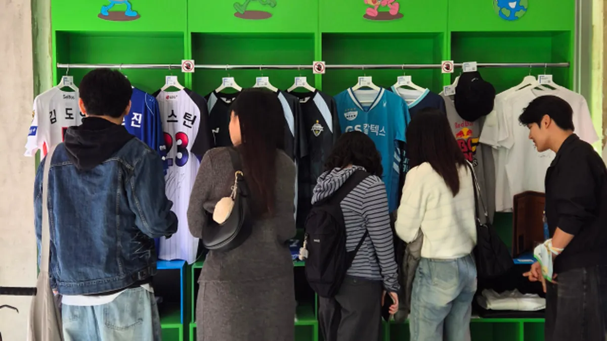 지구체육관에 전시된 기증 유니폼을 살펴보는 시민들