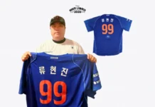 위아자 나눔상점 4400만원 모금… 래플·경매·현장 구매 9127건 기증한 파란색 친필 사인 유니폼을 들고 있는 류현진