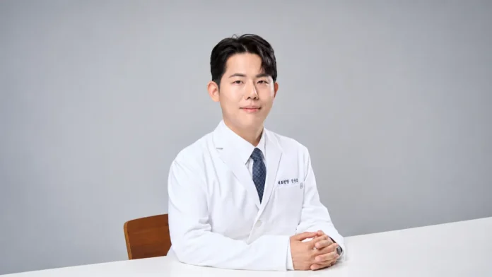 치과 진정치료를 받는 환자와 의료진의 진료 장면